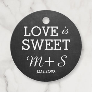 Étiquettes Cadeau L'amour sur tableau noir Est un monogramme de mari