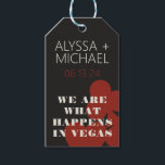 Étiquettes-cadeau Las Vegas Nous Sommes Ce Qui Se Passe Mariage Fave<br><div class="desc">Une destination moderne et ludique mariage bienvenue marque de bienvenue pour remercier vos invités d'être venus à votre événement à Las Vegas! Ce jeu de balises personnalisées de mariage comprend des graphismes de couleur rouge gras de carte à jouer, "Nous sommes ce qui se passe à Vegas", ainsi que des...</div>