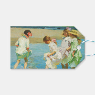 Étiquettes-cadeau Les filles marchent dans l'eau au bord de la mer