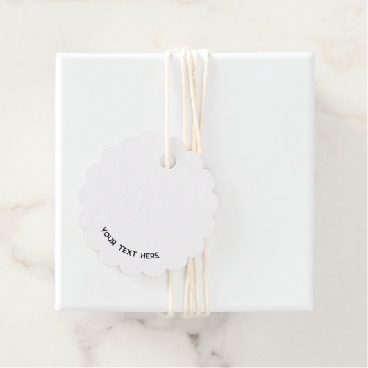 Étiquettes Cadeau Logo simple Code QR Texte Balises de prix professi (En situation)