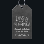 Étiquettes-cadeau Love and Thanks Rustic Script Chalkboard Mariage<br><div class="desc">Charming chalkboard les étiquettes de faveur fonctionnalité "Amour et Merci" avec un monogramme de mariage personnalisé en polices de style manuscrit avec un accent de conception de coeur et de défilement qui ont un aspect craie blanche. Arrière - plan a un aspect rustique en carton noir texturé.</div>