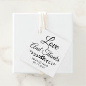 Étiquettes Cadeau Love et Merci typographie noire, fleurs mariage (En situation)