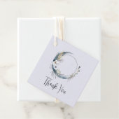 Étiquettes Cadeau Lune Croissant Bleu avec Merci Fleurs Blanches (En situation)