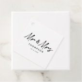 Étiquettes Cadeau M. & Mme Modern Black White Script Mariage (En situation)