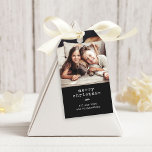 Étiquettes-cadeau Machine à écrire moderne | En vichy photo de vacan<br><div class="desc">Ces étiquettes de cadeaux de vacances noires simples et élégantes disent "joyeux noël" dans le texte de machine à écrire,  avec une branche botanique tendance et votre photo personnelle préférée. L'arrière - plan est décorée d'une motif de en vichy noir et blanc.</div>