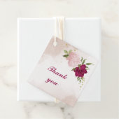 Étiquettes Cadeau magenta fleurs roses verdure mariage (En situation)