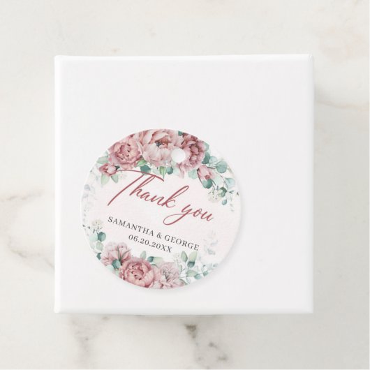 Étiquettes Cadeau Mariage à cadre d'or d'eucalyptus rose (En situation)