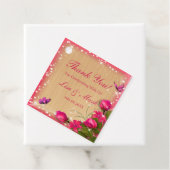 Étiquettes Cadeau Mariage à papillon rose bois rustique (En situation)