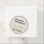 Étiquettes Cadeau Mariage au casino Las Vegas Skyline<br><div class="desc">Un favori rond de mariage moderne et amusant avec la skyline du casino de Las Vegas pour votre événement à Las Vegas ! Ce favori rond personnalisé présente une skyline de Las Vegas rouge casino et une police et un texte entièrement personnalisables sur fond crème ivoire. Parfait pour un événement...</div>