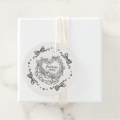 Étiquettes Cadeau Mariage Beige et Retro en Forme de Coeur à la Mode (En situation)