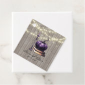 Étiquettes Cadeau Mariage Citrouille violet en bois rustique (En situation)