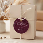Étiquettes Cadeau Mariage de calligraphie romantique de Bourgogne Me<br><div class="desc">Cette étiquette de remerciement bordeaux et blanc vous rend service avec des lettres de calligraphie tourbillonnant élégantes et romantiques avec vos noms,  date et message de remerciement au dos. Pour une personnalisation plus avancée de cette conception,  cliquez sur le BOUTON OUTIL DESIGN BLEU ci-dessus !</div>