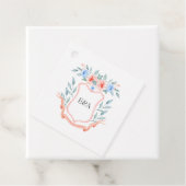 Étiquettes Cadeau Mariage de crête de monogramme floral (En situation)