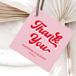 Étiquettes Cadeau Mariage de Merci rose et rouge<br><div class="desc">Faites de votre mariage des faveurs inoubliables avec nos Tags de mariage Merci rose et rouge Retro! Parfaites pour les faveurs de mariage pour les invités, ces étiquettes ajoutent du charme à toutes les faveurs de mariage do-it-yourself, des bonbons aux petits commerces. Conçues pour un thème mariage rouge et rose,...</div>