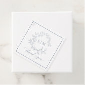 Étiquettes Cadeau Mariage de monogramme moderne Dusty Blue Leafy Cre (En situation)