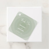 Étiquettes Cadeau Mariage de monogramme moderne Sage Green (En situation)