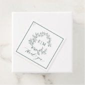 Étiquettes Cadeau Mariage de monogramme vert émeraude moderne (En situation)