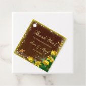 Étiquettes Cadeau Mariage de papillon fleuri en bois foncé rustique (En situation)