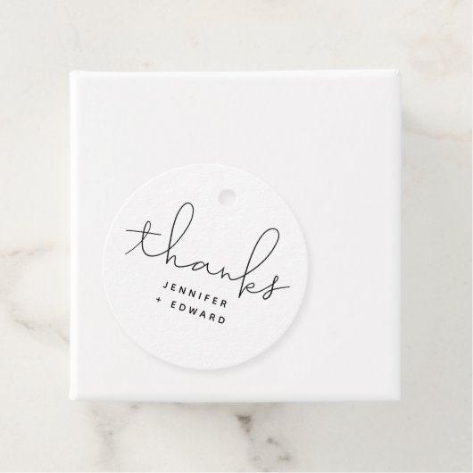 Étiquettes Cadeau Mariage de script moderne noir et blanc (En situation)