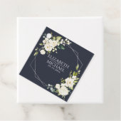 Étiquettes Cadeau Mariage floral blanc blanc bleu marine géométrique (En situation)