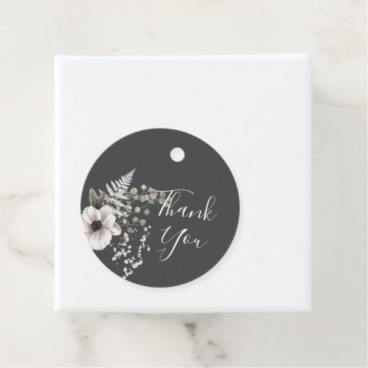 Étiquettes Cadeau Mariage floral gris foncé et blanc (En situation)