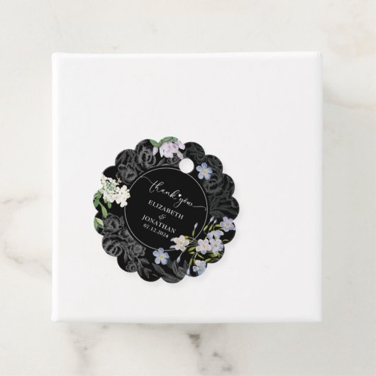Étiquettes Cadeau Mariage floral noir et blanc (En situation)