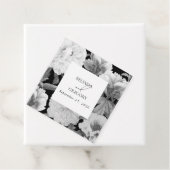 Étiquettes Cadeau Mariage floral noir et blanc Peonies d'aquarelle (En situation)