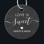 Étiquettes Cadeau Mariage Love is Sweet Gift Tag, Chalkboard<br><div class="desc">Ce sont les petites étiquettes cadeaux parfaites. Vous pouvez customiser du texte avant et du texte arrière.</div>
