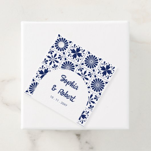 Étiquettes Cadeau Mariage mexicain en carreaux de Talavera bleu (En situation)