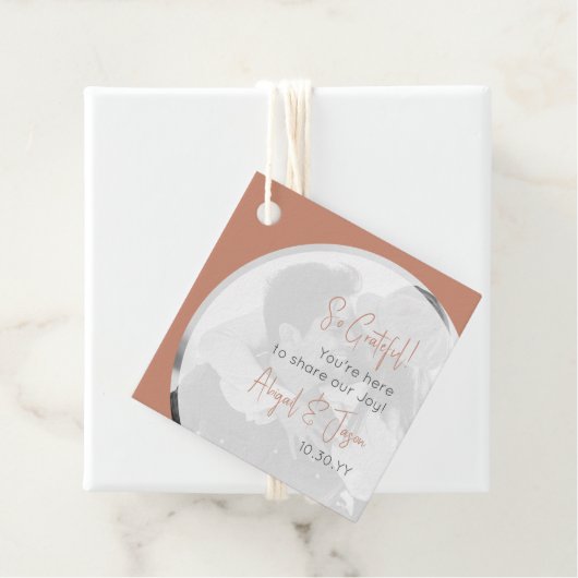 Étiquettes Cadeau Mariage minimaliste Décontracté moderne Terra Cott (En situation)