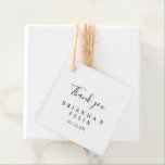Étiquettes Cadeau Mariage minimaliste simple<br><div class="desc">Ces étiquettes minimalistes simples pour mariage sont parfaites pour un mariage moderne. Le design sobre et élégant présente une typographie de script classique et sophistiquée en noir et blanc. Faites de vos étiquettes vos propres en incluant vos noms, l'événement (le cas échéant) et la date. Ces étiquettes de faveur peuvent...</div>
