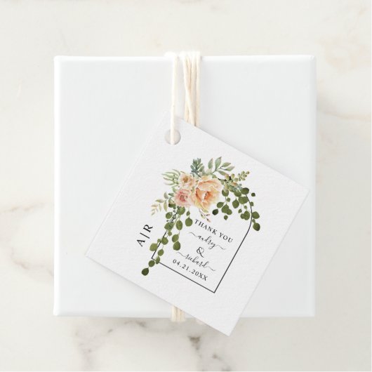 Étiquettes Cadeau Mariage monogramme et arche de fleurs de corail (En situation)