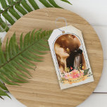 Étiquettes-cadeau Mariage photo Romantic Cute Peach Floral Arch<br><div class="desc">Romantic Cute Peach Floral Arch Photo Mariage Tags cadeaux. Le design a l'aquarelle arrière - plan avec des fleurs de couleur pêche et de l'espace pour ajouter une photo et d'ajouter les noms du couple nouvellement marié. Ces étiquettes de cadeaux peuvent être customisées en changeant les noms de la mariée,...</div>