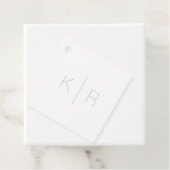 Étiquettes Cadeau Mariage simple blanc Dusty Blue Monogram Merci (En situation)