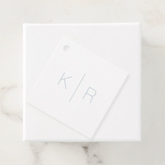 Étiquettes Cadeau Mariage simple blanc Dusty Blue Monogram Merci (En situation)
