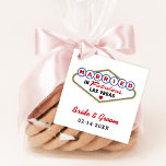Étiquettes Cadeau Marié dans Fabulous Las Vegas Mariage rouge Monogr<br><div class="desc">Les étiquettes personnalisées "Marié à Fabulous Las Vegas" pour le mariage comportent un monogramme des noms de la mariée et du marié et des dates de mariage. Couleurs design noir,  rouge,  bleu et jaune.</div>