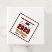 Étiquettes Cadeau Maroon Gold Class of 2026 Custom Graduation Party (En situation)