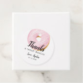 Étiquettes Cadeau Merci à un groupe entier de beignets thème fête d' (En situation)