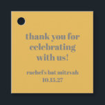 Étiquettes Cadeau Merci Bat mitzvah personnalisé gris jaune gras gra<br><div class="desc">Cette étiquette Bat mitzvah personnalisée est conçue dans un jaune moutarde audacieux avec une typographie gris minimaliste, offrant une touche moderne et élégante aux gardiens de l'événement. Avec un message chaleureux "merci d'avoir fêté avec nous !", le tag est customisé avec le nom du célébrant Bat mitzvah et la date...</div>