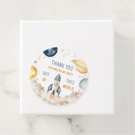 Étiquettes Cadeau Merci d'anniversaire du garçon spatial (En situation)