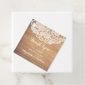 Étiquettes Cadeau Merci de dentelle Mariage en bois rustique (En situation)