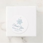 Étiquettes Cadeau Merci de mariage d'hiver Silver Blue Snowflakes (En situation)