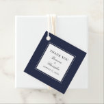 Étiquettes Cadeau Merci de mariage élégant bleu de la marine classiq<br><div class="desc">Avec un style classique et une simplicité élégante, cette étiquette de faveur de mariage a un cadre bleu marine entourant le texte avec une mince bordure double ligne en gris. Personnalisez le modèle de texte avec le texte souhaité. Cette conception polyvalente peut être utilisée pour des mariages, des fêtes de...</div>