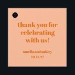 Étiquettes Cadeau Merci de mariage personnalisé Gras Peach Orange Re<br><div class="desc">Merci Express à vos invités avec ces étiquettes de remerciement élégantes! Avec un design chic et minimaliste dans Peach Orange doux avec une typographie blanche classique, ces étiquettes ajoutent une touche personnalisée aux faveurs de mariage, aux cadeaux de fête ou aux sacs de bienvenue. Personnalisables avec les noms du couple...</div>
