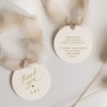 Étiquettes Cadeau Merci de Mariage romantique Gold et Ivory Cream<br><div class="desc">Élevez vos faveurs de mariage avec nos Tags Round Romantic Gold et Ivory Wedding Favor. Ces étiquettes exquises présentent un script romantique délicat qui transmet un "merci" sincère, ainsi que les initiales amoureuses du couple, créant une touche personnalisée. Dans un mélange harmonieux de crème douce et d'or chatoyant, ces étiquettes...</div>