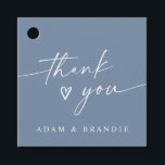 Étiquettes Cadeau Merci manuscrit bleu foncé moderne Mariage<br><div class="desc">Tags Dusty Blue Favor : Modernes et simples, ces étiquettes bleues poussiéreuses pour mariage comportent un "merci" manuscrit avec un petit accent du coeur et les noms du couple ci-dessous. L'écriture manuscrite décontractée et la couleur douce leur confèrent une atmosphère chaleureuse et élégante, parfaite pour des étiquettes de remerciement modernes,...</div>