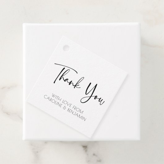 Étiquettes Cadeau Merci | Nom de script simple Noir et Blanc (En situation)