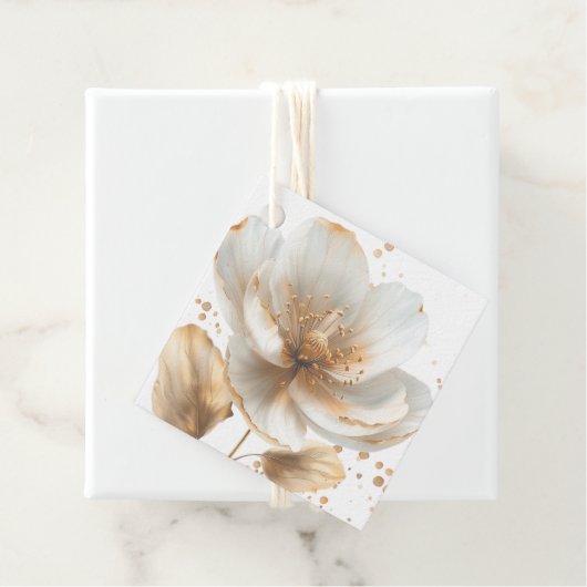 Étiquettes Cadeau Modern Minimalist Gold and White Wedding (En situation)