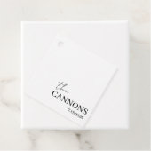 Étiquettes Cadeau Modern Script Wedding Personalized Name Date (En situation)