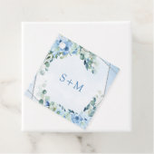 Étiquettes Cadeau Moderne pastel bleu fleurs argent initiales (En situation)